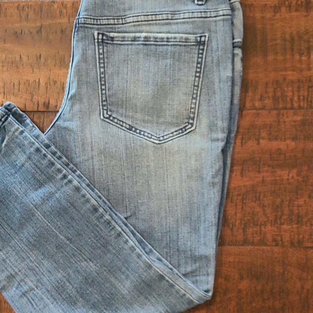 Simply Vera Wang Disrressed Capris. Great Cond.